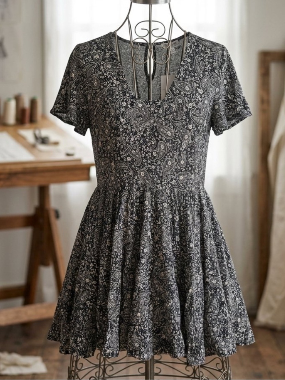 Women's Black Floral Paisley Short Sleeve V-Neck Dress